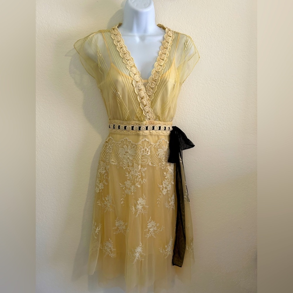 Elegant Lace Midi Dress in Gold